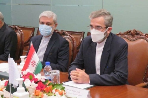 پرچم وارونه ایران روی میز مذاکرات دیپلماتیک/عکس