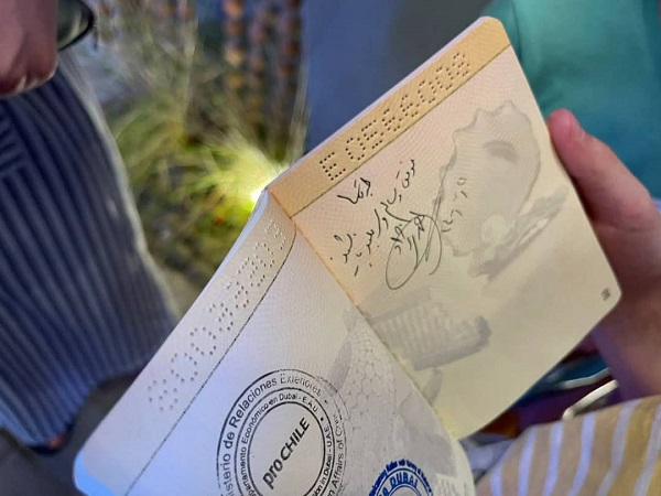 احمدی‌نژاد روی پاسپورت طرفدارش یادگاری نوشت/عکس