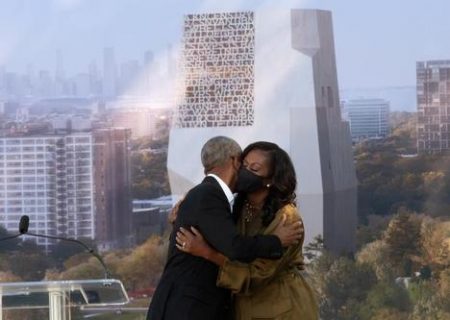 باراک و میشل اوباما در کلنگ زنی مرکز “باراک اوباما” در شیکاگو /عکس