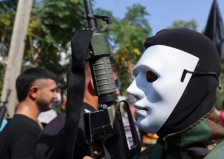 مردان مسلح با صورت پوشیده در تشییع شهید فلسطینی/ عکس