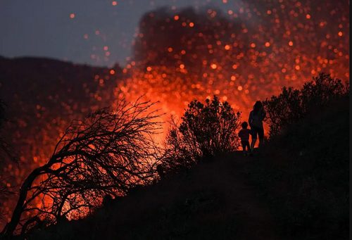 فوران آتشفشان در اسپانیا/ عکس