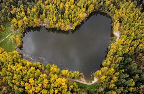 دریاچه قلبی روسیه/ عکس