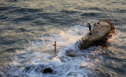 ماهیگیری در ساحل شهر بیروت/عکس
