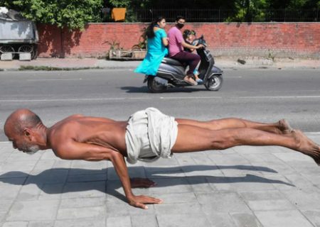 تمرین یوگای مرد هندی/ عکس