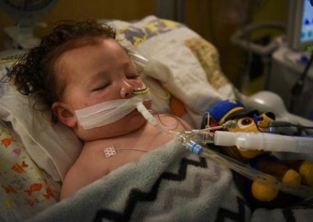 کودک ۲ ساله آمریکایی مبتلا به کرونا در بیمارستان /عکس