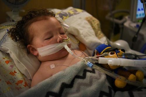 کودک ۲ ساله آمریکایی مبتلا به کرونا در بیمارستان /عکس