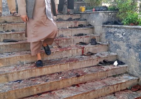 پله های خون آلود مسجد شیعیان در افغانستان /عکس
