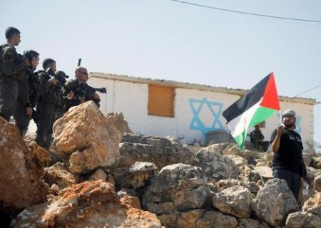 تظاهرات تک نفره جوان فلسطینی مقابل نظامیان اسرائیل/عکس