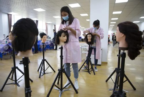 آموزش بافتن مو به دانش آموزان چینی/ عکس