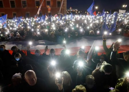 تظاهرات طرفداران برتری قوانین اتحادیه اروپا بر قوانین ملی در لهستان/ عکس