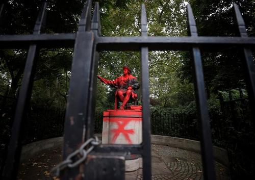 مجسمه تخریب شده کریستف کلمب در لندن/ عکس