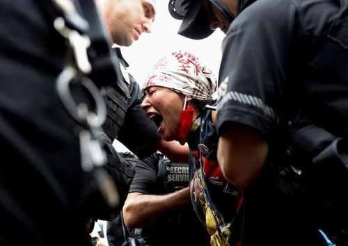 تظاهرات بومیان آمریکا مقابل کاخ سفید/عکس