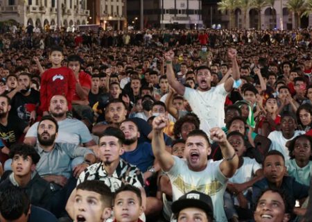 تماشای فوتبال لیبی و مصر در شرایط کرونا/ عکس