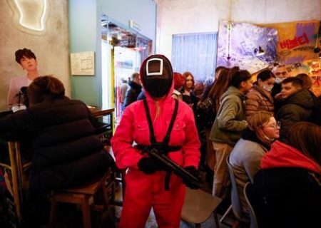 پیشخدمت یک کافه کره ای در مسکو در لباس سریال کره ای “بازی مرکب”/ عکس