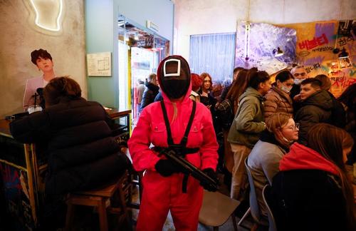 پیشخدمت یک کافه کره ای در مسکو در لباس سریال کره ای “بازی مرکب”/ عکس