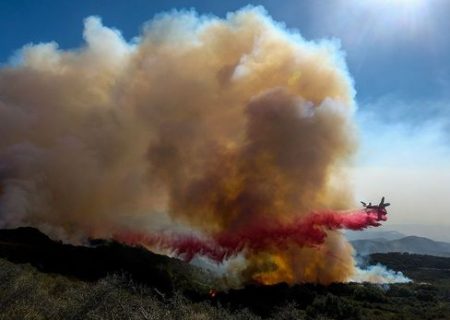 عملیات مهار آتش سوزی جنگلی در کالیفرنیا با هواپیما/عکس