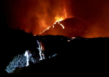 دانشمندان در حال بررسی وضعیت آتشفشان در اسپانیا/ عکس