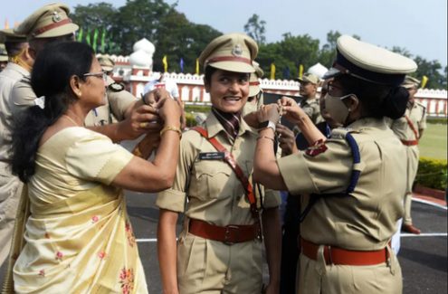 اعطای سردوشی به نیروهای امنیتی زن در هند/ عکس