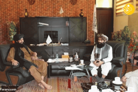 مقام پابرهنه طالبان در یک دیدار رسمی/عکس