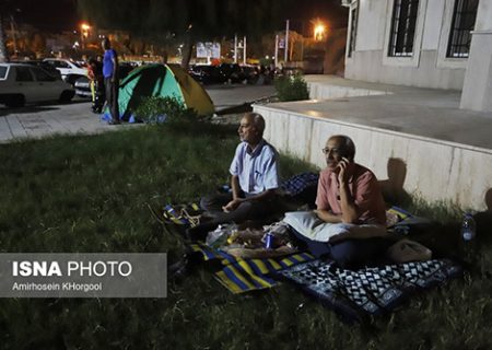 مردم زلزله زده بندرعباس شب را در خیابان خوابیدند
