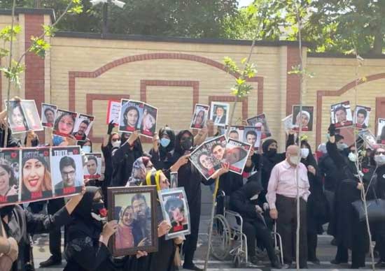 تجمع خانواده‌های قربانیان سقوط هواپیمای اوکراینی در تهران/عکس