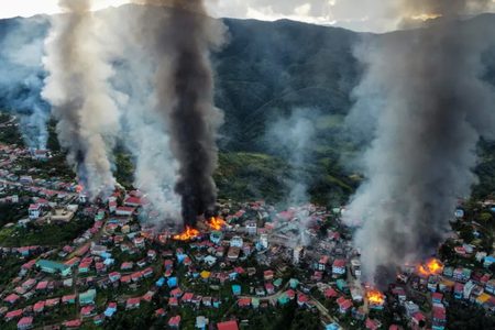 یک روستا در جریان آتشباری ارتش میانمار/ عکس