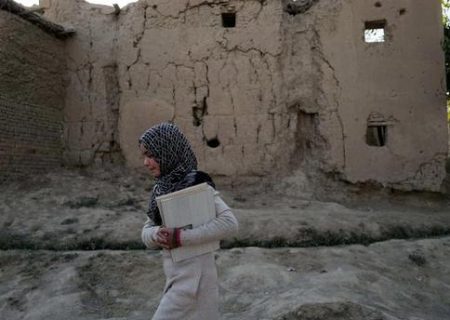 دختر افغان در راه کلاس قرآن /عکس