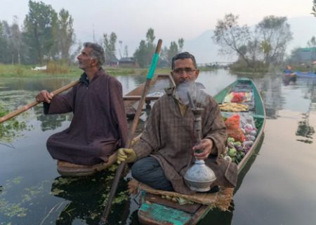 قلیان کشیدن روی دریاچه دال کشمیر/ عکس