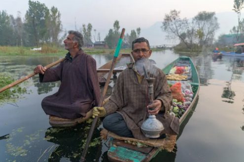 قلیان کشیدن روی دریاچه دال کشمیر/ عکس