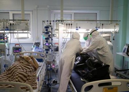 بسته بندی بیمار فوت شده کرونایی در بیمارستانی در روسیه/ عکس