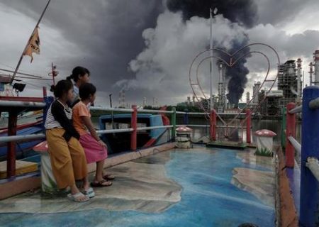 آتش سوزی در مجتمع پالایشگاهی در اندونزی/ عکس