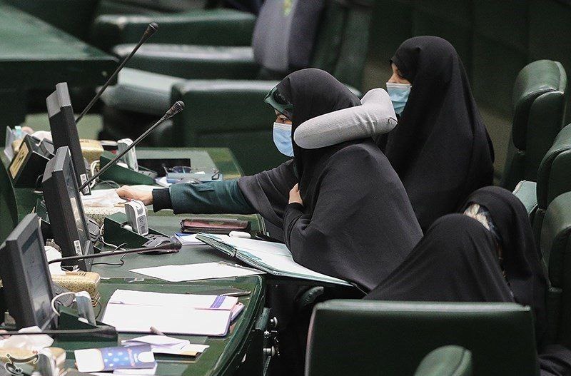 راهکار نماینده زن مجلس درباره گردن درد در صحن علنی / عکس