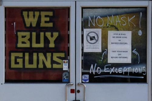 هشدار برای نزدن ماسک در یک اسلحه فروشی در آمریکا/عکس