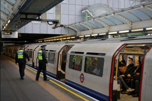 پلیس در حال کنترل ماسک زدن مسافران در مترو لندن/ عکس