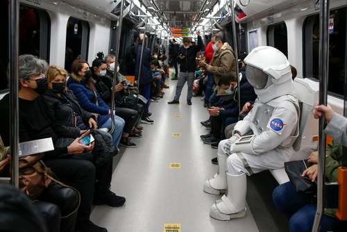 فضانوردی در مترو استانبول /عکس