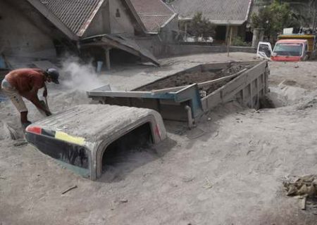 مدفون شدن کامیون ها زیر غبارهای آتشفشانی/عکس