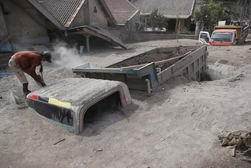 مدفون شدن کامیون ها زیر غبارهای آتشفشانی/عکس