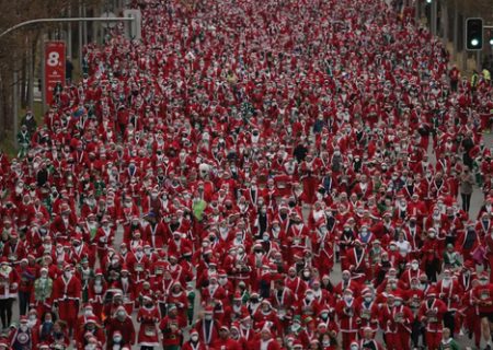 مسابقه دو بابانوئل ها در اسپانیا/ عکس