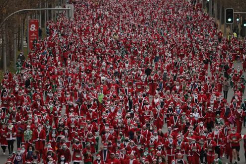 مسابقه دو بابانوئل ها در اسپانیا/ عکس