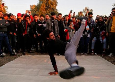 رقص خیابانی جوان عراقی در بغداد/ عکس