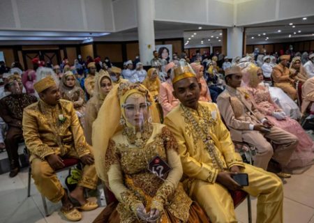 ازدواج دسته جمعی در جزیره سورابایا اندونزی/ عکس
