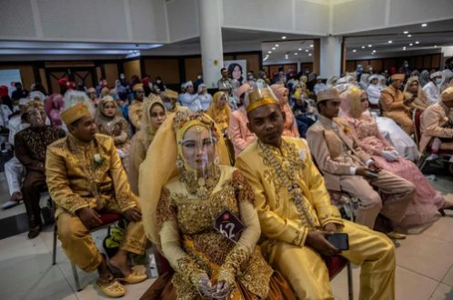 ازدواج دسته جمعی در جزیره سورابایا اندونزی/ عکس
