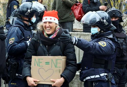 تظاهرات علیه محدودیت های کرونایی در اسلونی/ عکس