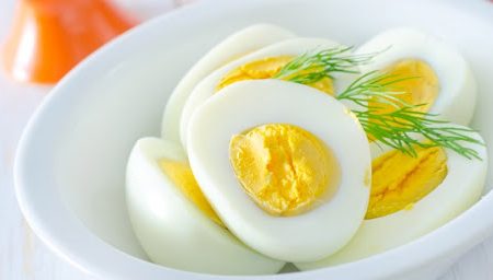 چه افرادی باید در مصرف تخم مرغ احتیاط کنند؟