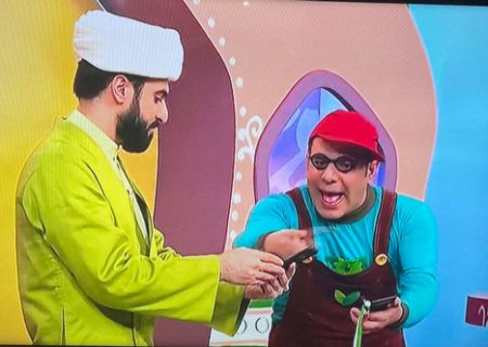 روحانی با لباس فسفری در برنامه کودک شبکه قرآن /عکس