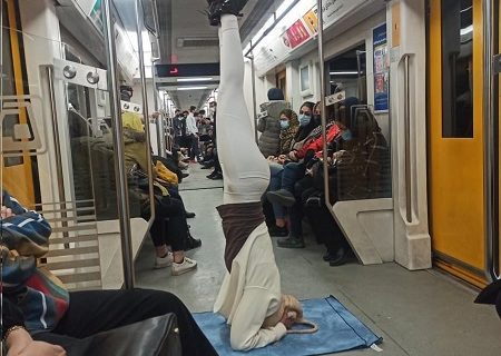 حرکت جنجالی یک دختر در متروی تهران/عکس