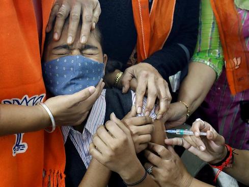 تزریق واکسن کرونا به نوجوانان هندی/ عکس