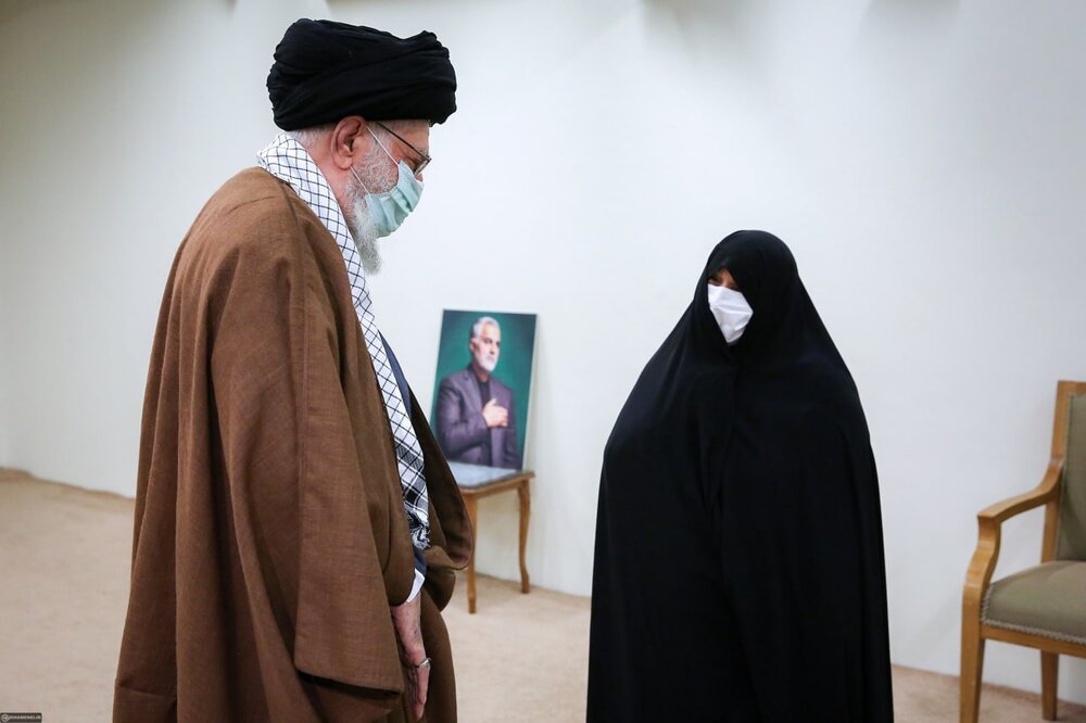 همسر سردار شهید سلیمانی در دیدار با رهبر انقلاب/عکس