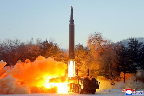 آزمایش موشک جدید میانبرد “مافوق صوت” کره شمالی/ عکس