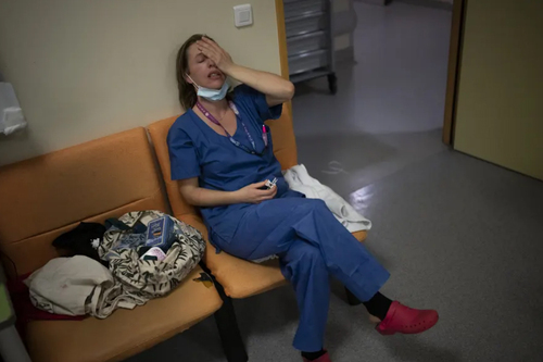 خستگی پرستار بخش کووید در فرانسه/ عکس